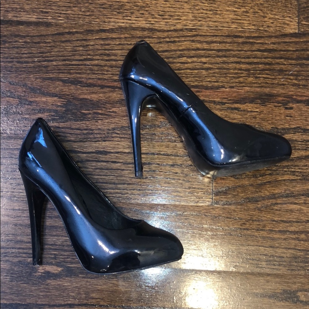 Steve Madden - Black Pumps